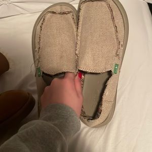 Mens 6/ Womens 8: Tan sanuk slip ons